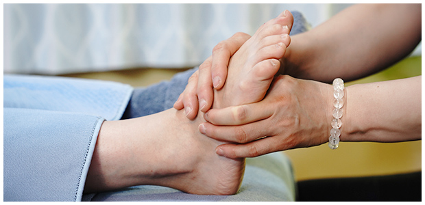 足つぼ施術の様子